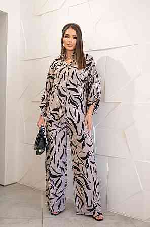 Свободный костюм с вырезом на спине 