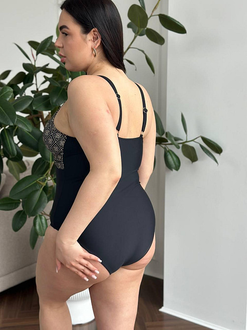 Женский купальник слитный большого размера с принтом plus size с поролоновыми чашками на бретельках бифлекс черный Одесса - изображение 3