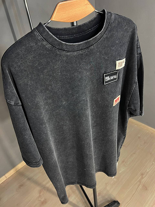 Футболка жіноча A-N 25012 подовжена оверсайз з нашивками патчами попереду one size, чорний, one size Київ - фото 6