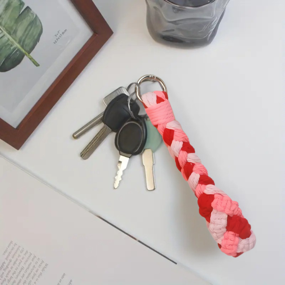 Набор макраме для рукоделия и плетения брелока для ключей и аксессуаров 17.3х3.5 см трёхцветный розовый Каменец-Подольский