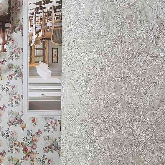 Шпалери метрові вінілові на флізелін Yuanlong Samsara метрові вензелі завитки структурні білі сірі Київ