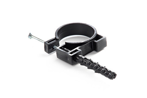 Обойма для труб и кабеля 40мм черная (пач. 25шт.) APRO Ровно - изображение 1