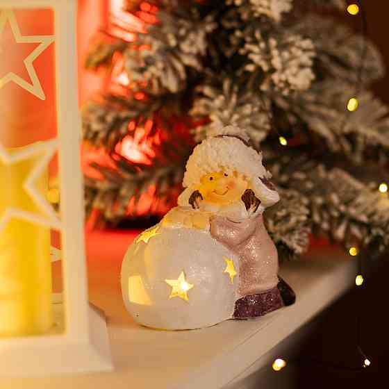 Yiwu Новорічна фігурка з підсвіткою Дівчинка зі сніговою кулею з фарфори 11×7×12 (см) новорічни Коломия