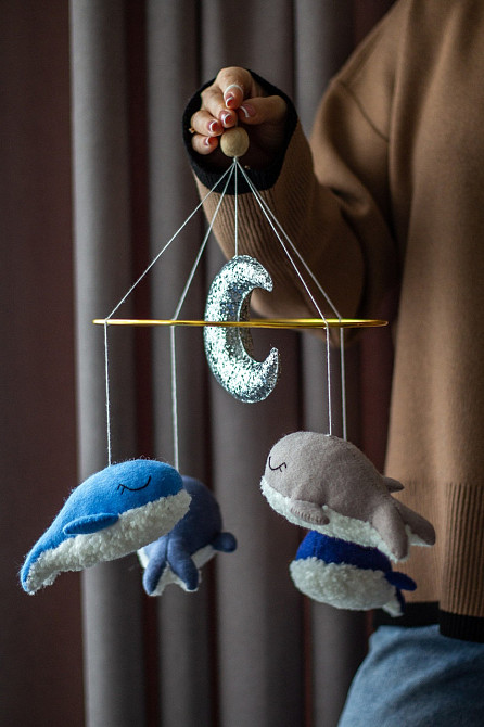 Дитячий мобіль на ліжечко для немовлят ручної роботи WooolyWool «Кити» Київ - фото 5