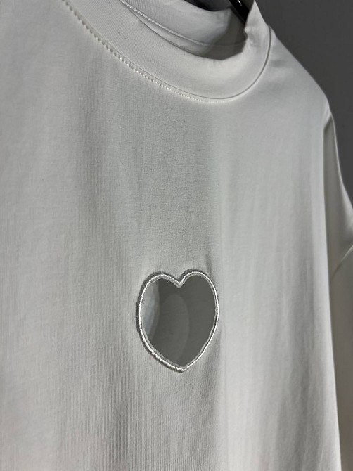 Футболка жіноча A-N 25037 оверсайз подовжена вільний крій виріз серце попереду one size, білий, one size Київ - фото 14