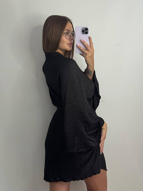 Жіночий халат зі стрейч-плісе з поясом Чорний Харків - фото 3