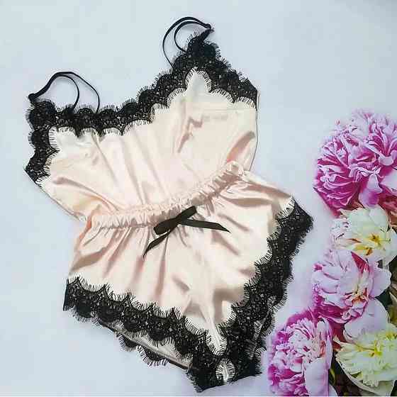 Піжама жіноча атласна з мереживом майка + шорти Пудровий S Харків