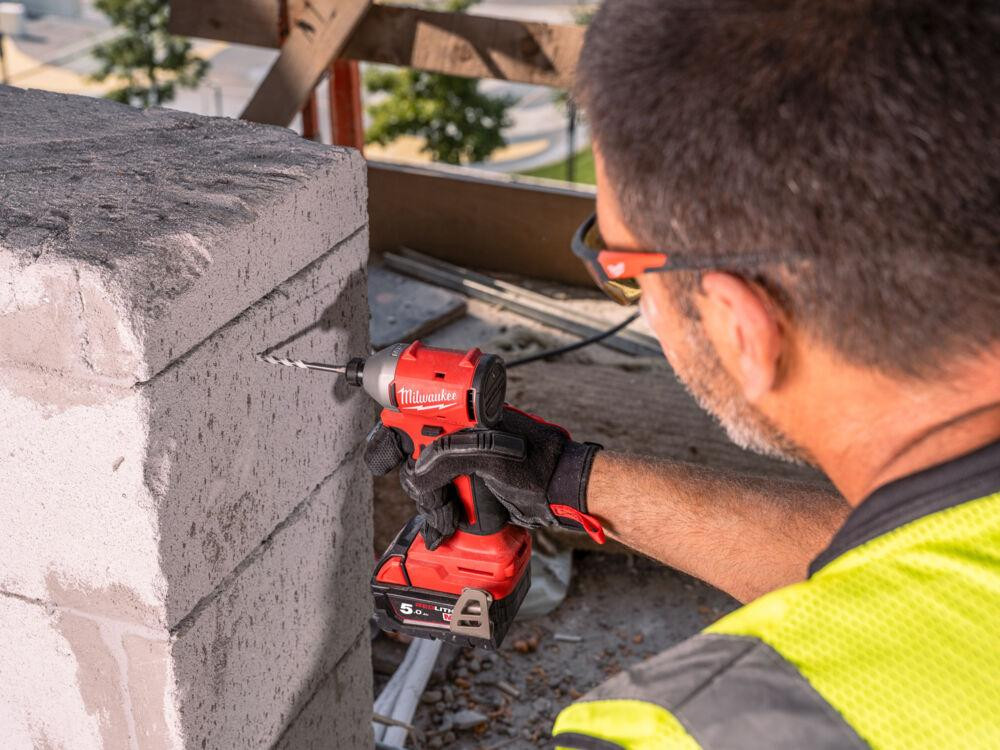 Шуруповерт ударний акумуляторний безщітковий MILWAUKEE M18 BLIDRCMC-402C (190Нм) (+ заряд.пристрій, 2 акум., Одесса - изображение 5