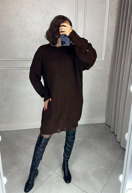 Женское уютное теплое платье свободного силуэта с рваным эффектом машинная вязка Коричневый Одесса - изображение 3