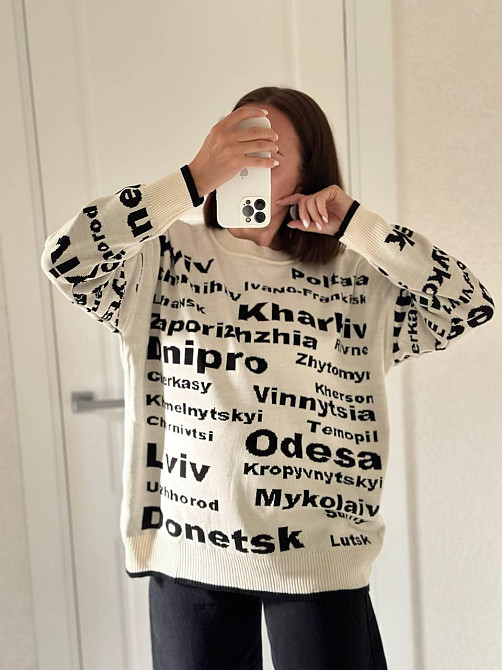Жіночий стильний оверсайз светр з містами Одеса - фото 1