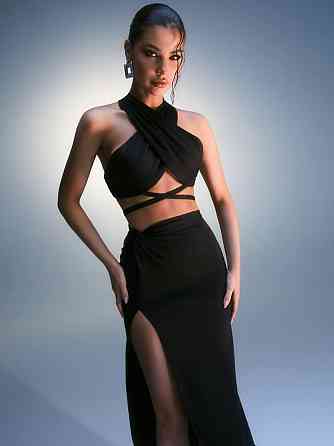 Женский привлекательный костюм двойка: топ-хомут и юбка с разрезом крепдайвинг Черный, 44/46 Одесса