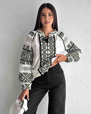 Жіноча сучасна вишиванка у традиційному стилі з зеленою вишивкою домотканий льон Одеса