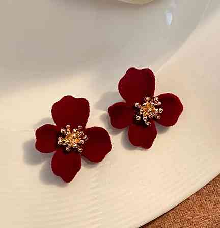 Серьги красные цветы бархатные женские пусеты с золотистой серединой праздничные 2.9 см Киев