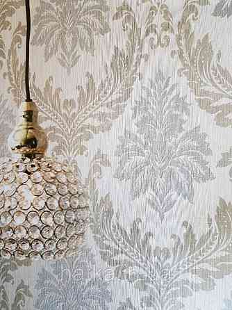 Текстильні шпалери на флізеліновій основі Da capo RaschTextil вензелі сірі завитки бежеві на пісочному Київ
