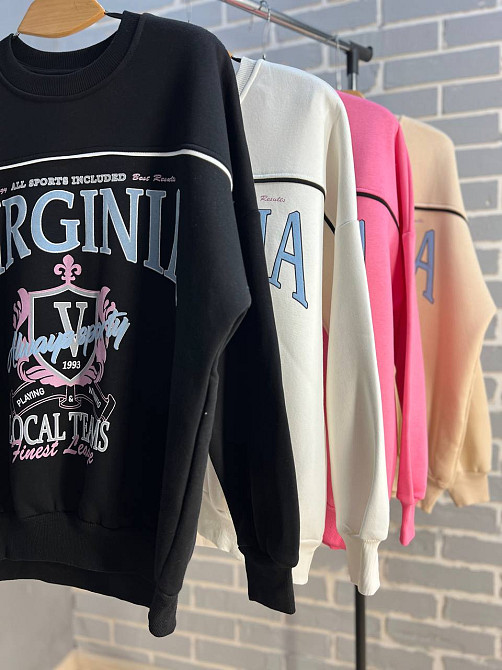 Світшот жіночий OLIVIA 2468 напис попереду VIRGINIA утеплений на флісі модель оверсайз one size, чорний, one size Київ - фото 16