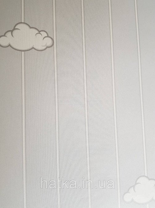 Метрові вінілові шпалери на флізеліні AdaWall Ada Kids дитячі хмари хмари хмари тучки білі сріблясті на світло-сірому Київ - фото 1