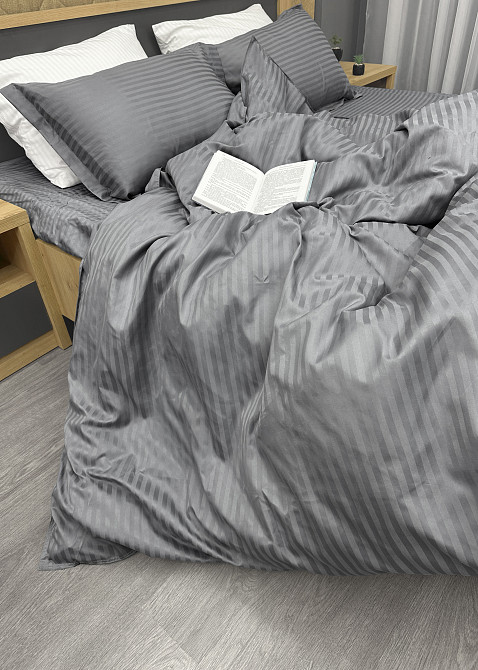 Комплект постільної білизни Страйп-сатин Сімейний з простирадлом на резинці 180х200х25, 2 підковдри 150х200, 2 наволочки 70х70 Сірий (88-224) Київ - фото 5