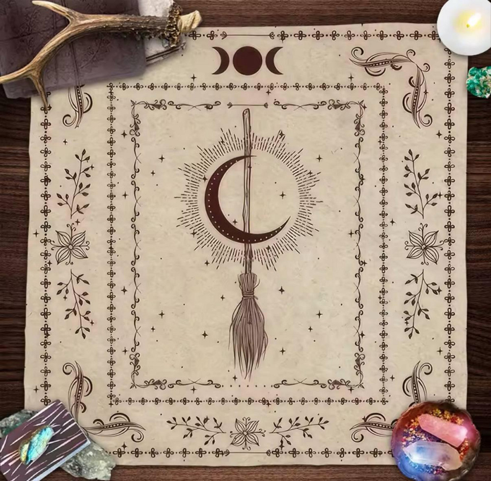 Алтарная скатерть для карт Таро и Рун с луной и метлой.Скатерть для гадания 50*50 см. Киев - изображение 1
