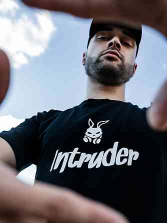 Чоловіча футболка Intruder Bunny бавовна c лого та написом класична однотонна Туреччина чорна Одеса
