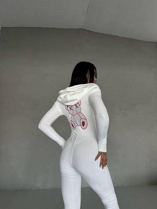 Жіночий облягаючий комбінезон із вишивкою та камінчиками на спинці турецький велюр Білий, 46/48 Одеса - фото 3