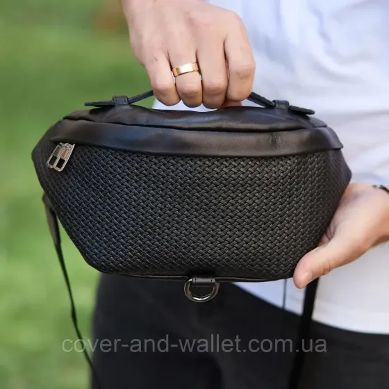 Стильна чоловіча шкіряна сумка бананка з фірмовим плетінням Puos (чорна) Київ