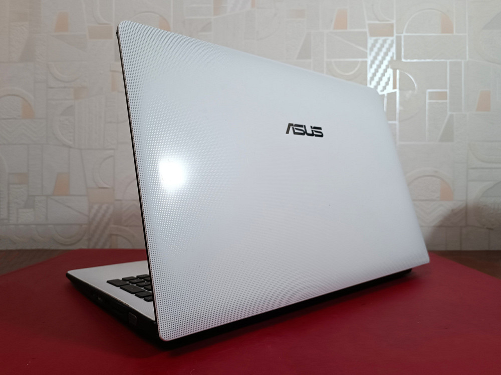 Ноутбук Asus 15.6" AMD E2-1800 / Radeon Graphics / 4 gb / SSD 256 gb Харків - фото 1