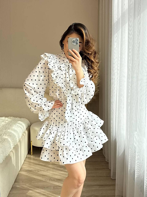 Жіноча стильна мінісукня з принтом у горошок атлас Білий Одеса - фото 3