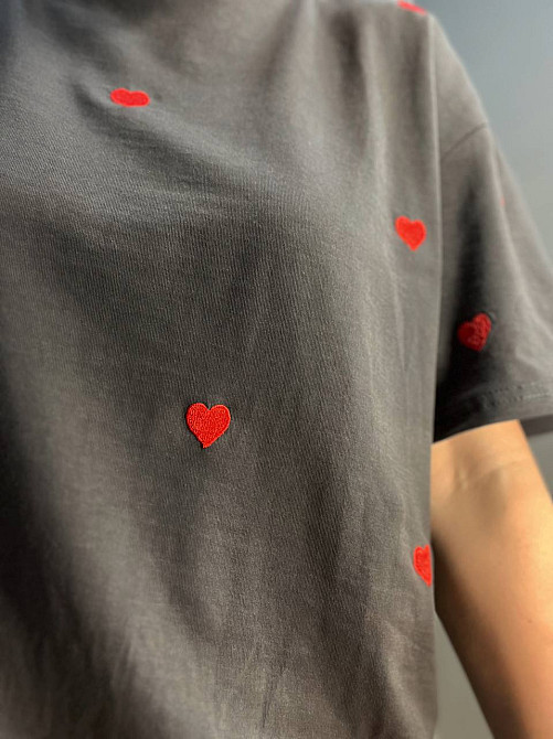 Футболка жіноча A-N 2632 вишивка серця оверсайз подовжена one size, графіт, one size Київ - фото 2