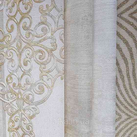Шпалери метрові вінілові на флізелін 24 Carati Cristiana Masi вензель великий структурний на золотистий беж Київ