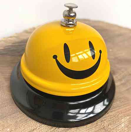 Настільний дзвінок у формі смайлика — дзвоник для офіціанта, готелю, офісу чи дому, металевий дзвін із яскравим дизайном для Київ