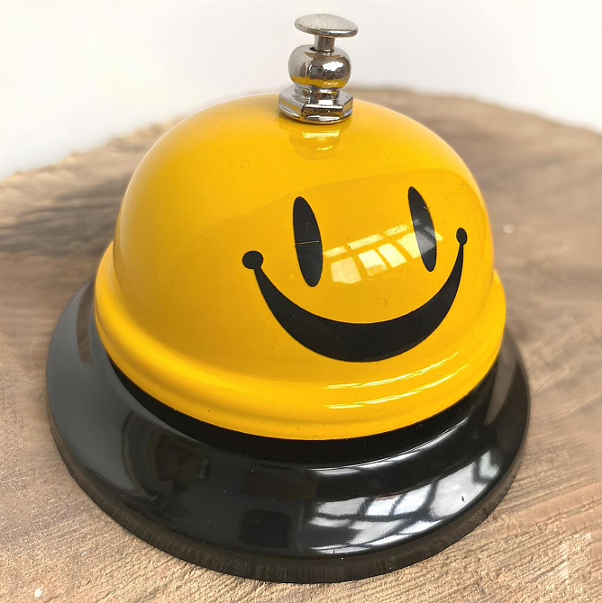 Настільний дзвінок у формі смайлика — дзвоник для офіціанта, готелю, офісу чи дому, металевий дзвін із яскравим дизайном для Київ - фото 3