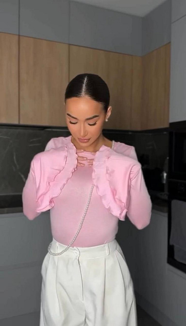 Женский лонгслив с акцентными воланами на рукавах плотная вискоза Розовый Одесса - изображение 2