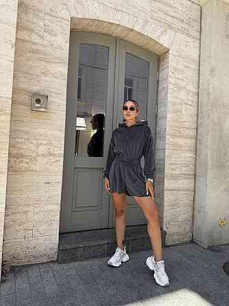 Жіночий стильний костюм-двійка: кофта та шорти зі стразами велюр Графіт, 42/44 Одеса