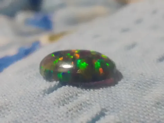 Штучний райдужний опал. Київ