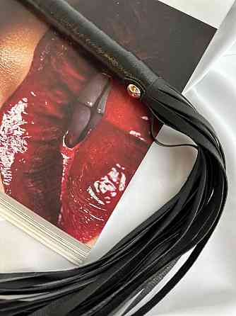Плетка для ролевых игр кожаная короткая Плеть с рукояткой для BDSM многохвостая черная Одесса