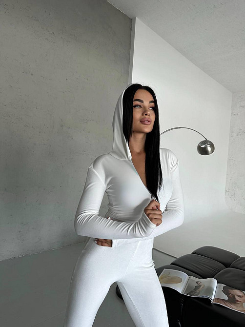 Жіночий облягаючий комбінезон із вишивкою та камінчиками на спинці турецький велюр Білий, 46/48 Одеса - фото 9