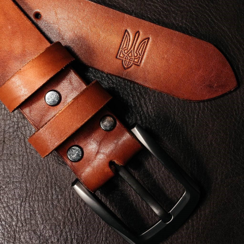 Ремінь чоловічий шкіряний з пряжкою для джинсів, шкіряний пояс з тисненням Герб, коричневийMasterSem Київ - фото 1