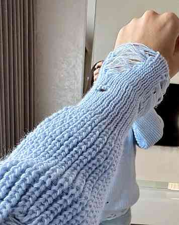 Женский уютный оверсайз свитер с рваным эффектом машинная вязка Голубой Одесса