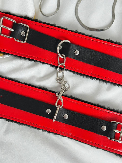Шкіряні наручники з хутром для задоволення для рольових ігор BDSM для сексу червоні на ремінці з застібкою Одеса - фото 9