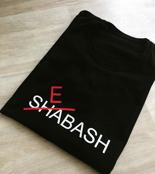 Черная женская футболка с надписью - ebash Черновцы - изображение 1