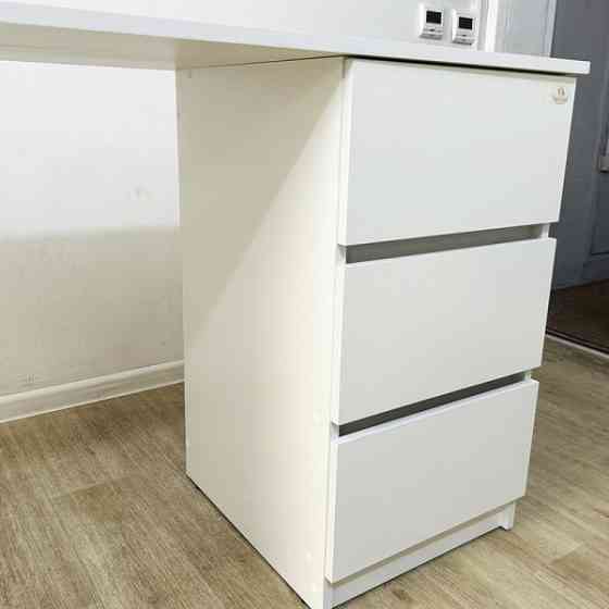 Маникюрный стол с двумя тумбами Киев