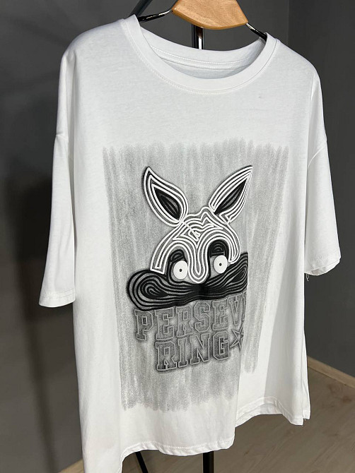 Футболка жіноча YIGOU 23 напис малюнок кролик оверсайз подовжена one size, білий, one size Київ - фото 4