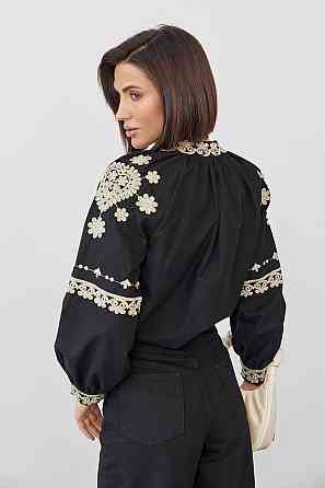 Жіноча стильна чорна вишиванка з розрізом на зав'язках із китицями 46 Одеса