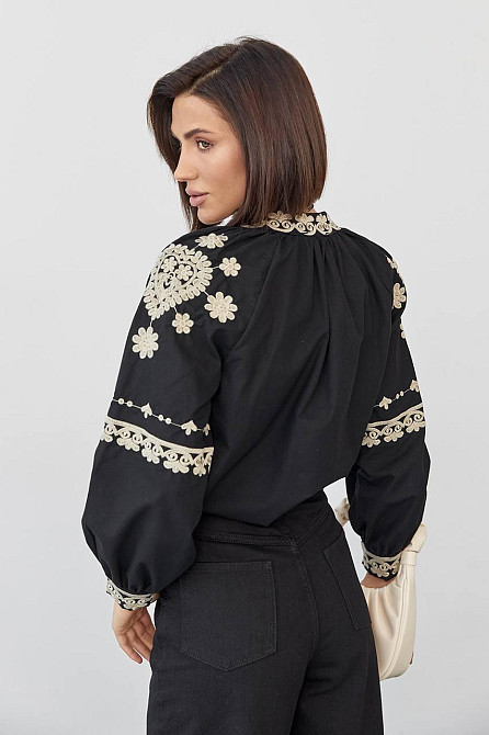 Женская стильная черная вышиванка с разрезом на завязках с кисточками 46 Одесса - изображение 4