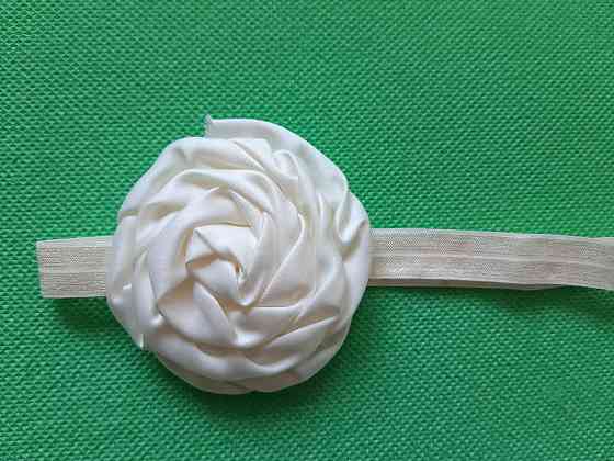 Пов'язка дитяча з трояндочкою бежева - квітка 8см, окружність 36-52см Київ