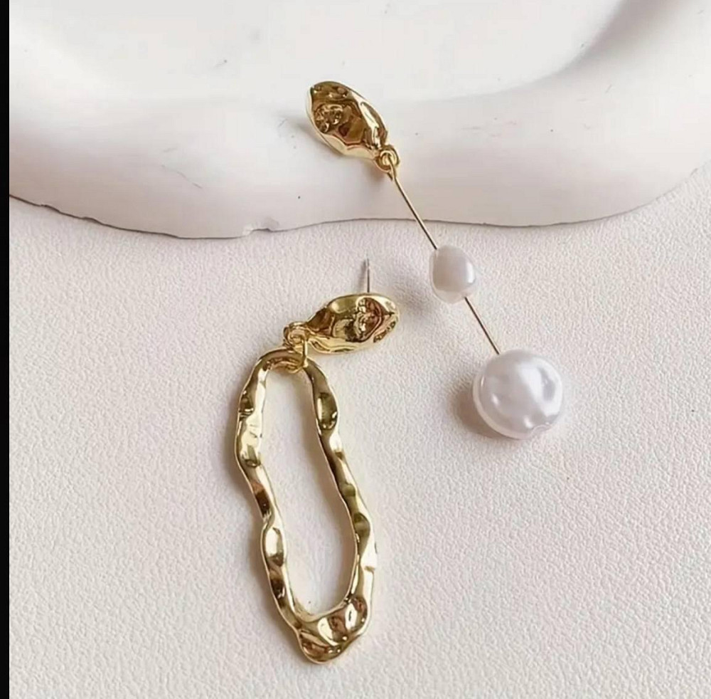 Сережки асиметричні з перлами та абстрактним кільцем – золото Київ - фото 4