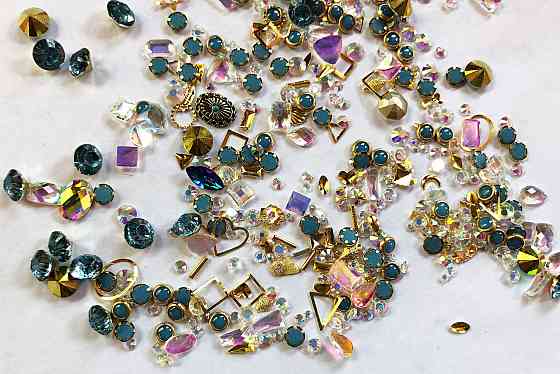 Стрази Swarovski мікс різні розміри і форми + формочки різних форм (1400 шт) АВ , сині й лілові. Київ