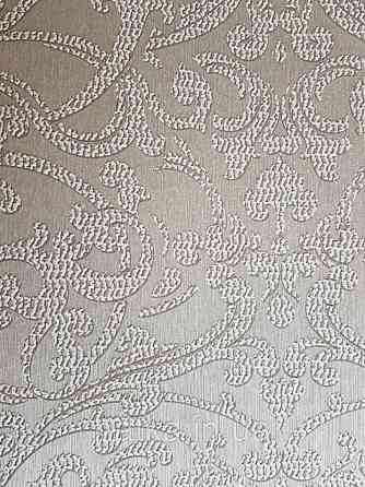 Текстильні шпалери на флізеліновій основі Da capo RaschTextil 085906 вензелі завитки великі сірі на Київ