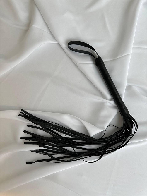 Плетка для ролевых игр кожаная короткая Плеть с рукояткой для BDSM многохвостая черная Одесса - изображение 7
