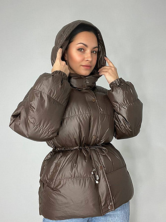 Куртка жіноча Fashion 2401 глянцева подовжена з капюшоном пояс шнурок коричнева, коричневий, M Одеса - фото 3